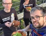 Foto: Wir stärken uns mit leckeren Burgern der Münchner Food-Trucks