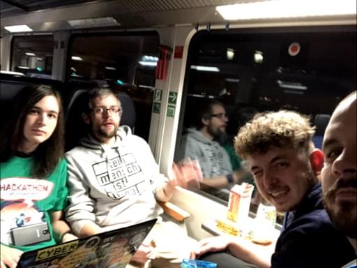 Foto: Das Team Wriggle auf dem Heimweg mit der Bahn