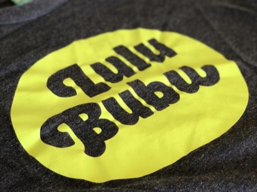 Ein Lulububu-Druck-Shirt in grau-gelb