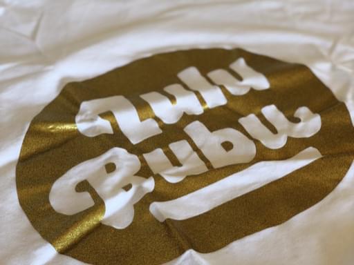 Ein Lulububu-Druck-Shirt in weiß-gold