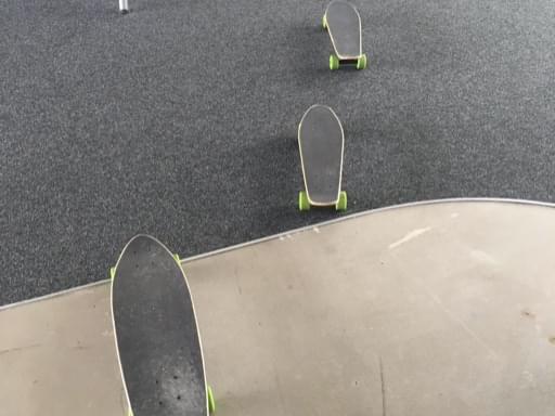 Skateboards Das Standard-Fortbewegungsmittel in unserem Büro