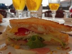 Wir stärken uns mit Sandwich und Bier in Playa San Juan