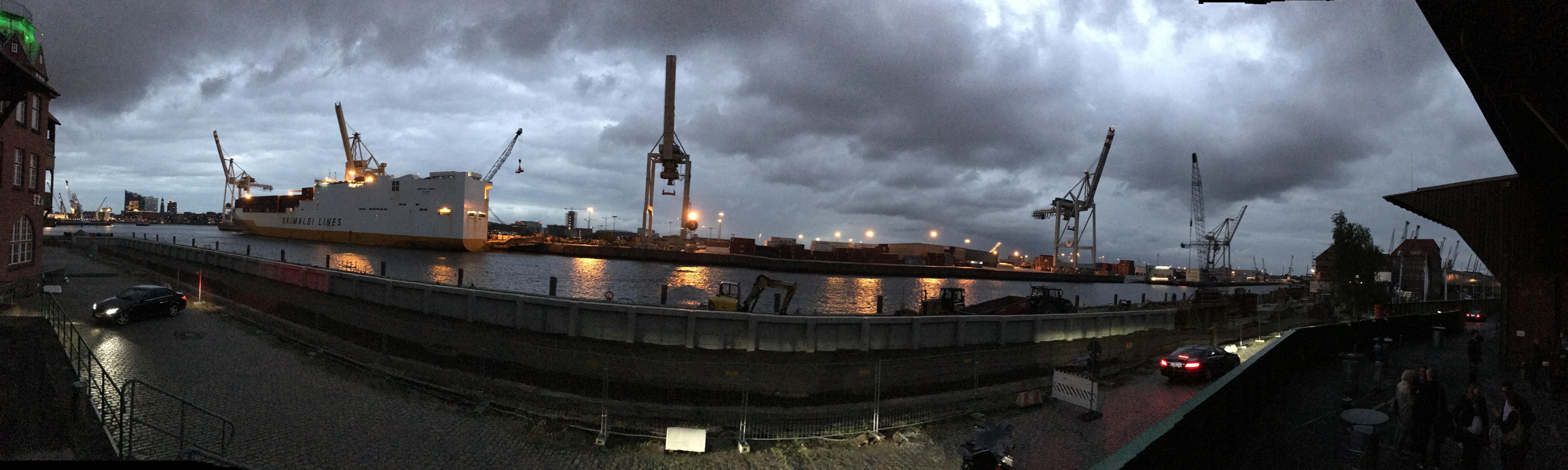 Der Ausblick: direkt vor dem Schuppen 52 am Hafen in Hamburg