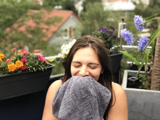Foto: Meine Freundin riecht am frischgewaschenen Handtuch